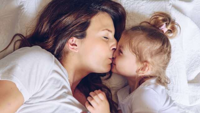 Kinder auf den Mund küssen: Was spricht dafür und dagegen?
